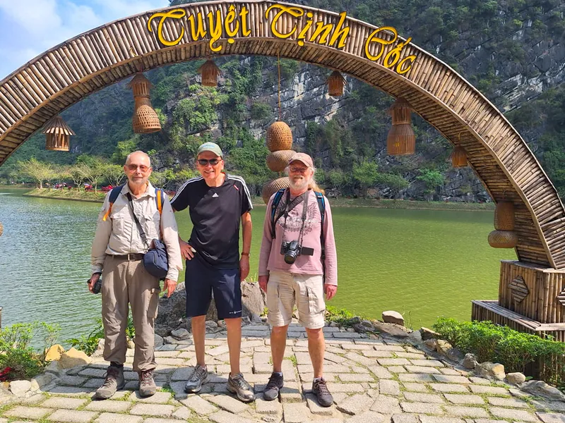 Drie Nederlandse reizigers bij de ingang van Tuyet Tinh Coc in Ninh Binh