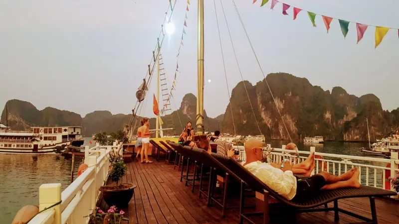 Dek van een traditionele boot in Halong Bay tussen de rotseilanden