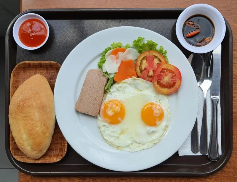 Ontbijt met eieren, stokbrood en verse tomaat