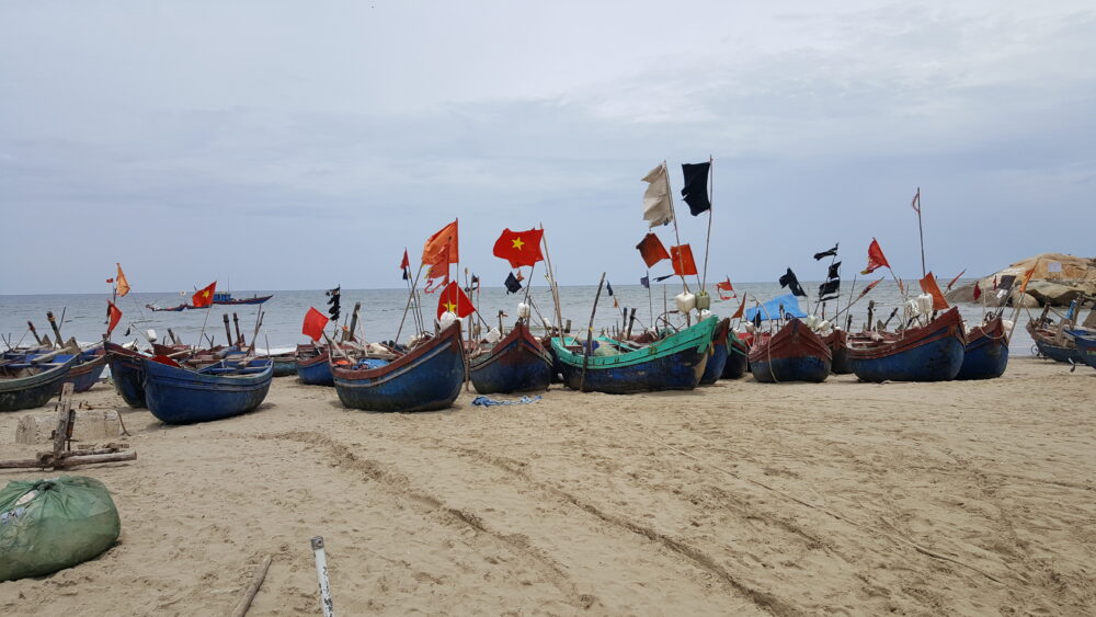 Overwinteren in Vietnam boten op het strand