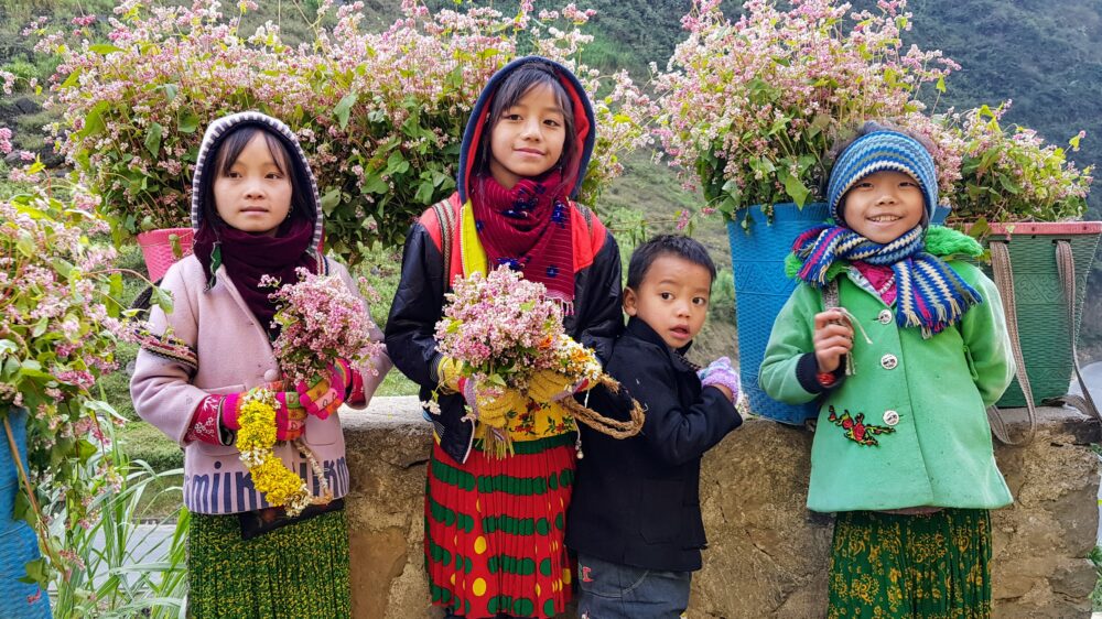 Overwinteren in Vietnam kinderen met bloemen