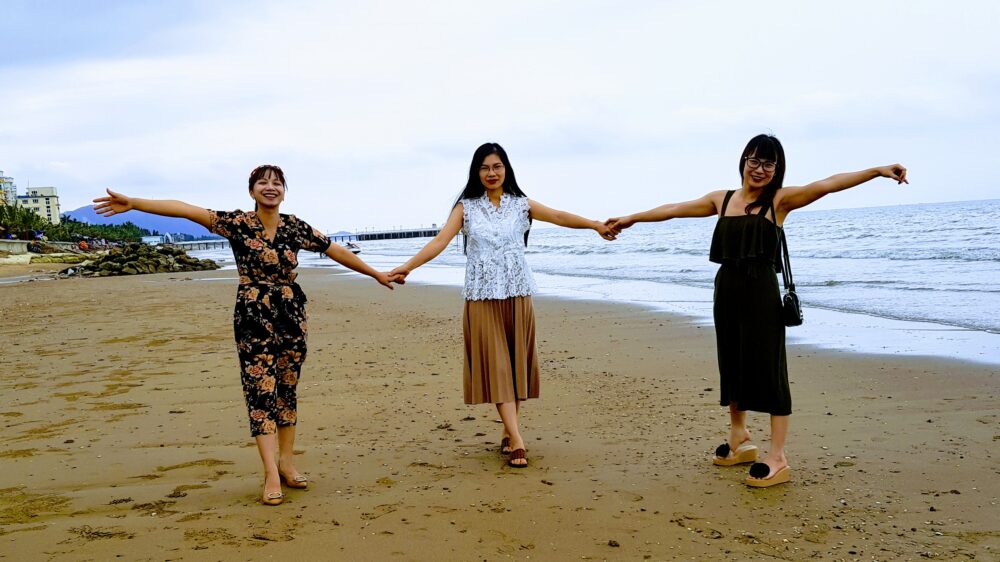 Overwinteren in Vietnam strand 3 vrouwen