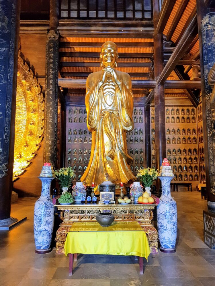 Overwinteren in Vietnam tempel beeld