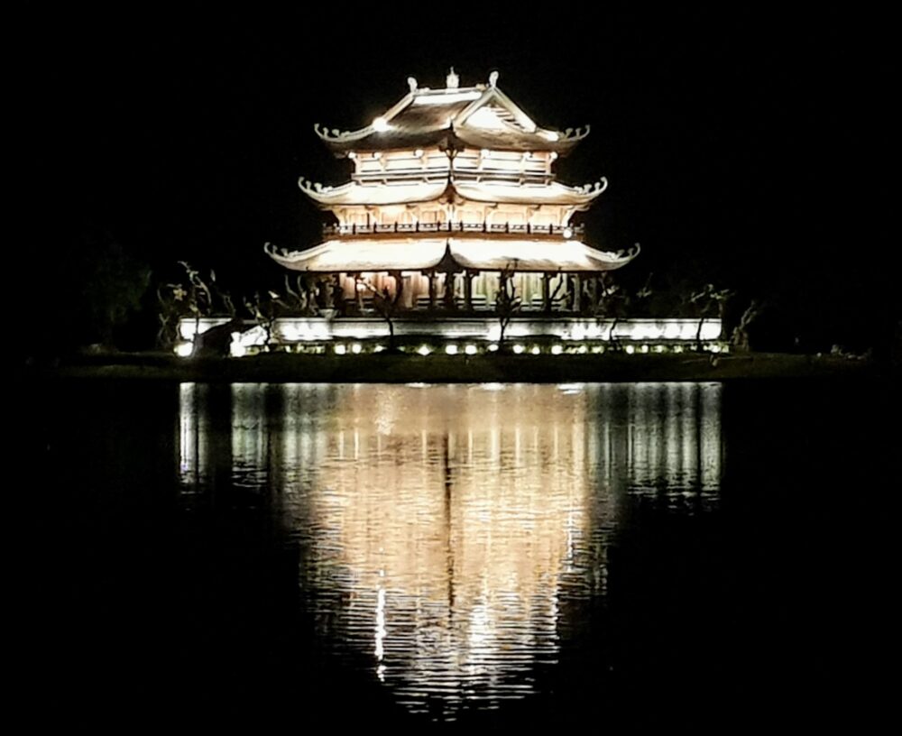Overwinteren in Vietnam tempel in de avond verlicht