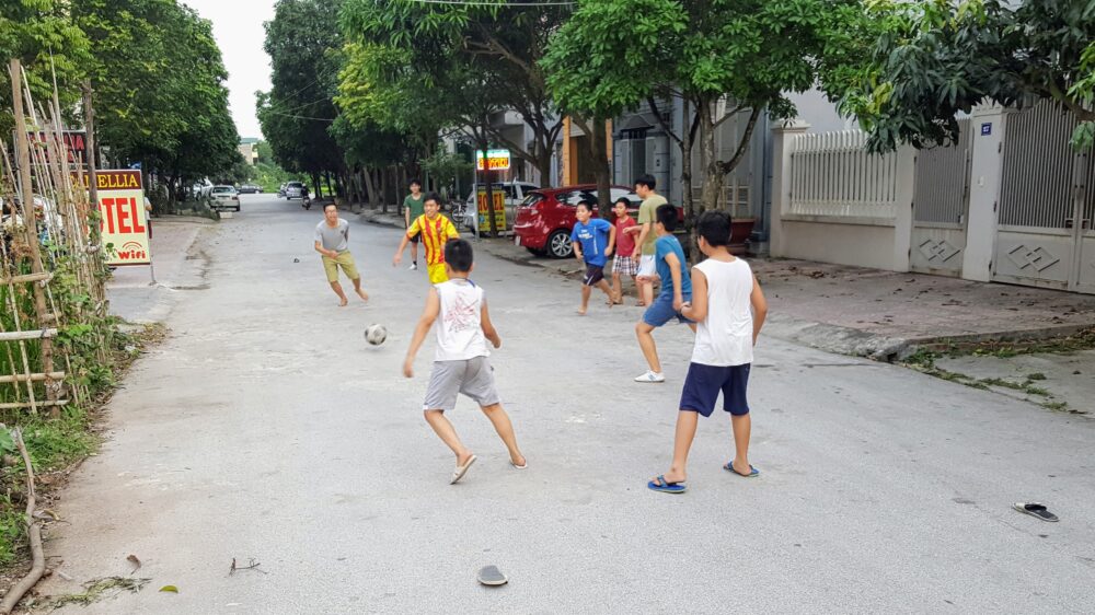 Overwinteren in Vietnam voetbal in de straat